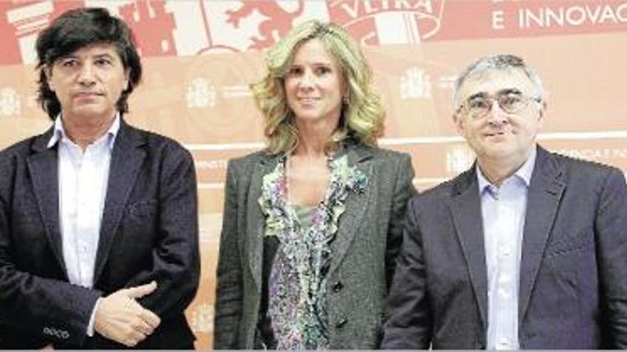 D&#039;esquerra a dreta, Carlos López-Otín, Cristina Garmendia, ministra de Ciència i Innovació, i Elías Campo.