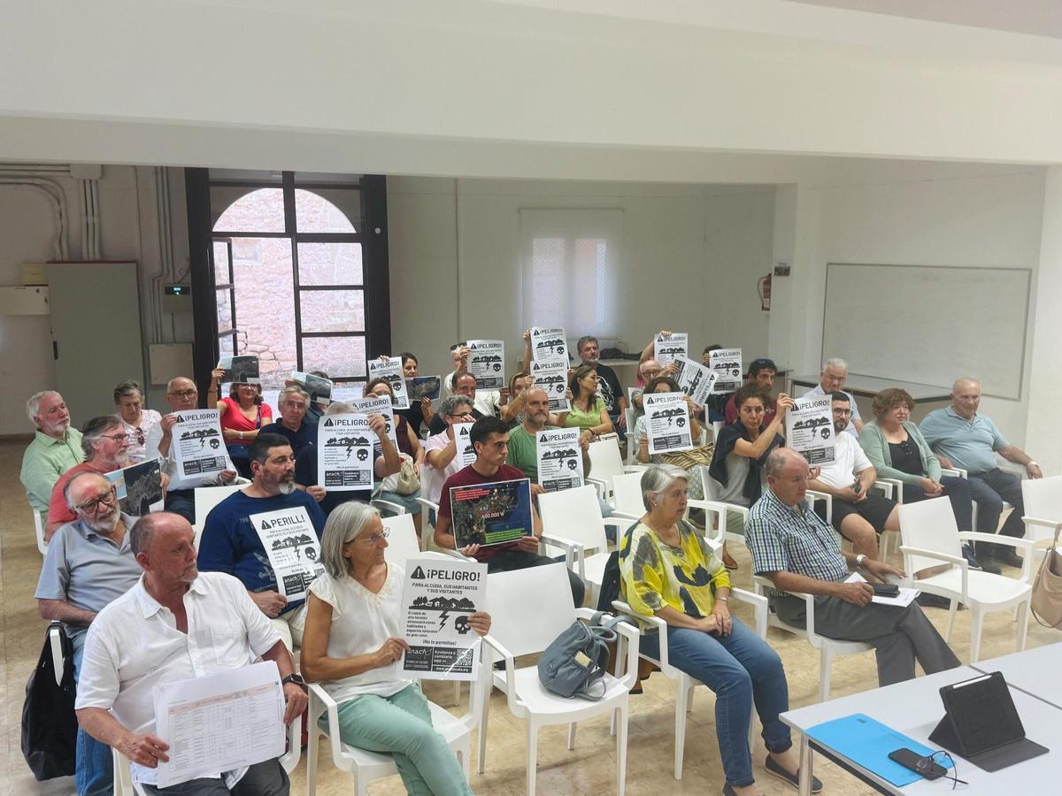 Imagen de una pasada reunión de vecinos contrarios al cable eléctrico.