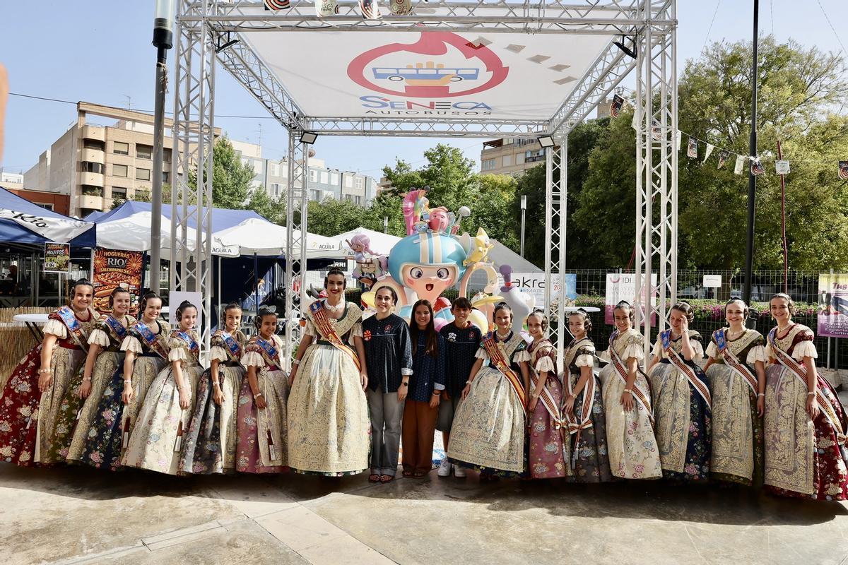 Carmen, Marta y la corte infantil visitan la hoguera Seneca-Autobusos