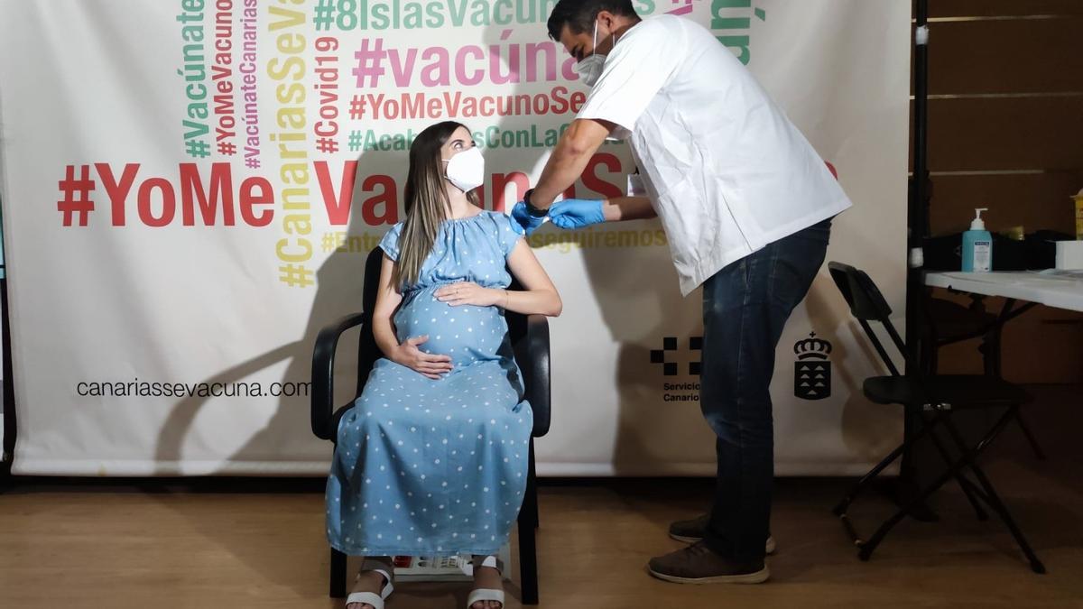 Vacunación de una mujer embarazada.