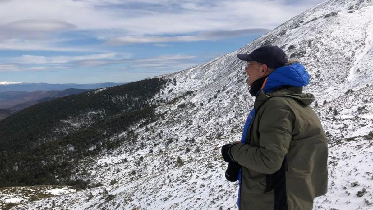 El biólogo Emilio Blanco, en una expedición a la montaña. | Cedida