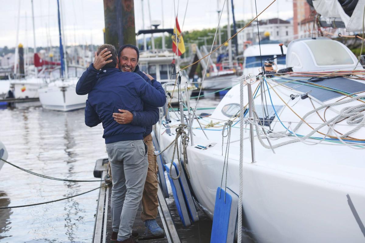 EN IMÁGENES: Así fue la llegada de Juan Merediz al puerto deportivo de Avilés tras batir el récord de la Ruta del Descubrimiento
