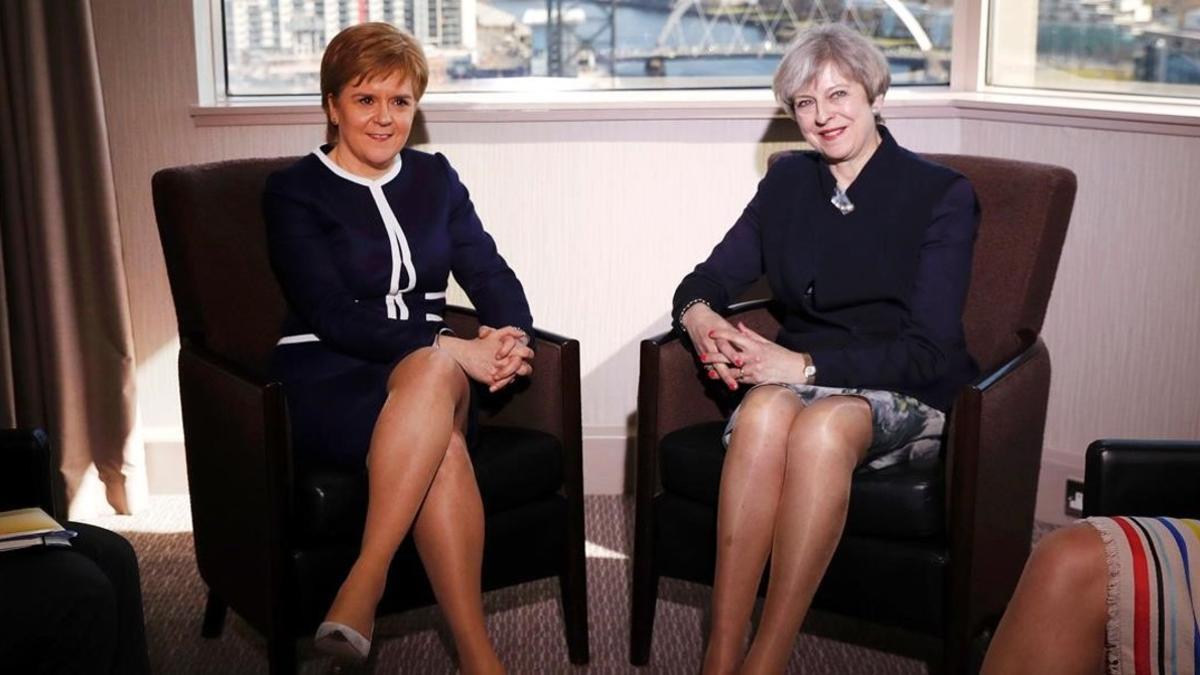 Theresa May y Nicola Sturgeon.