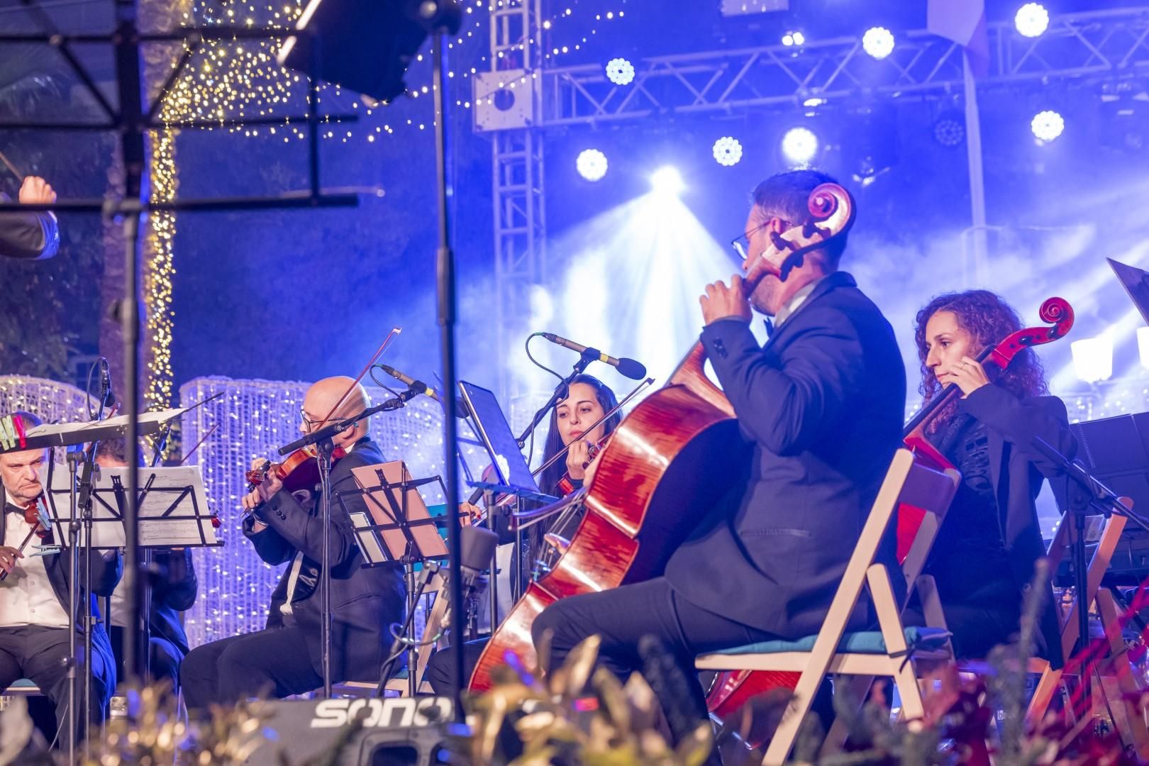 La fiesta de encendido del alumbrado especial de fiestas patronales y Navidad de Torrevieja, en imágenes