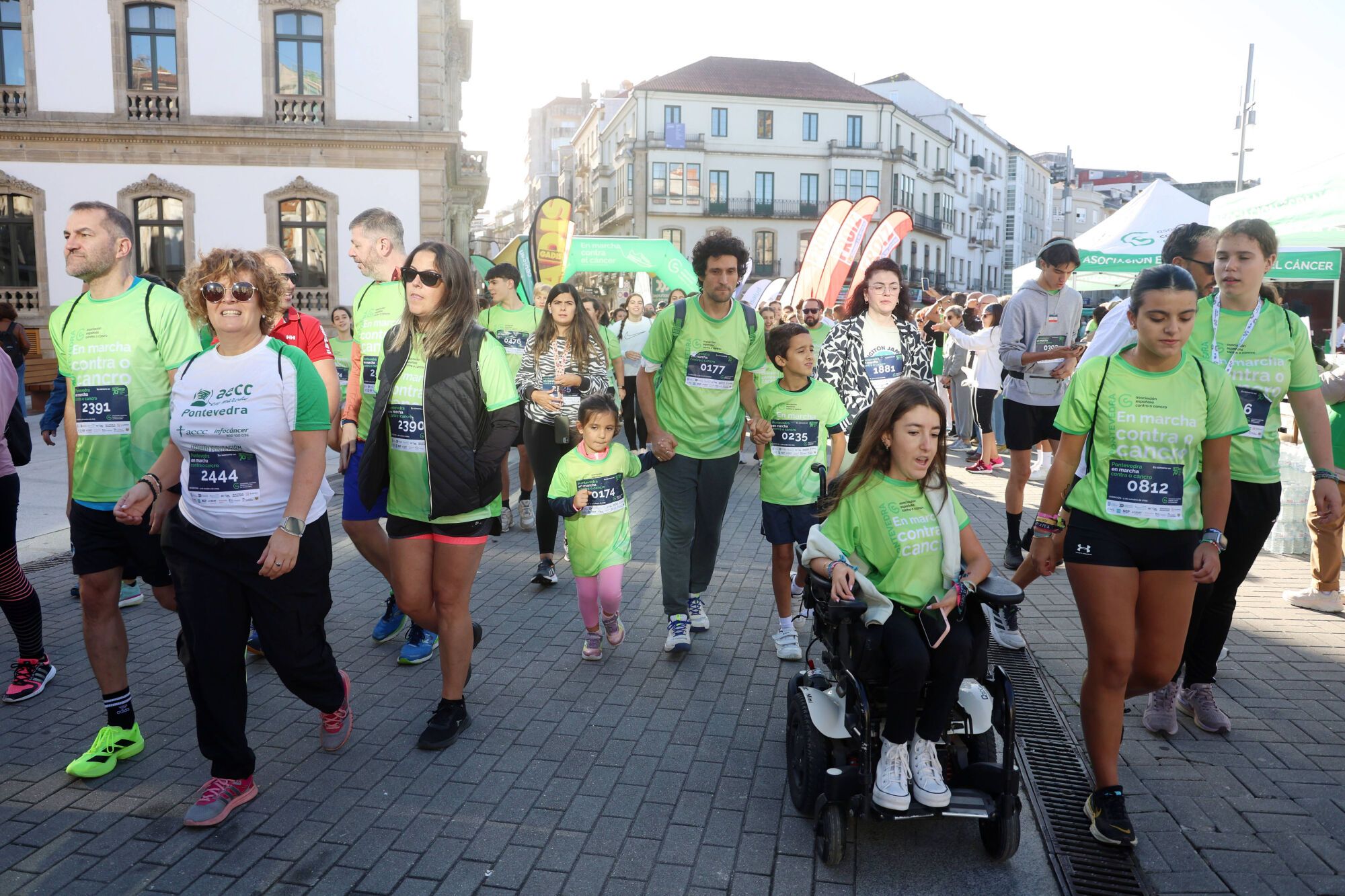 Dos mil setecientos participantes convirtieron la Marcha contra el cáncer de Pontevedra en la más multitudinaria de Galicia