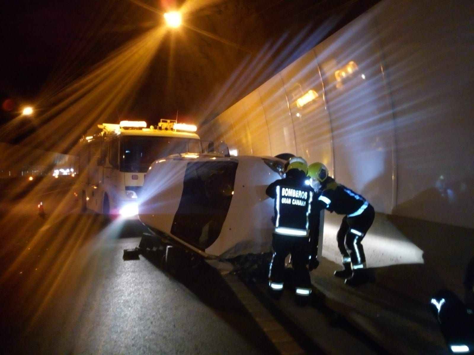 Un coche vuelca en el interior del túnel del Taurito