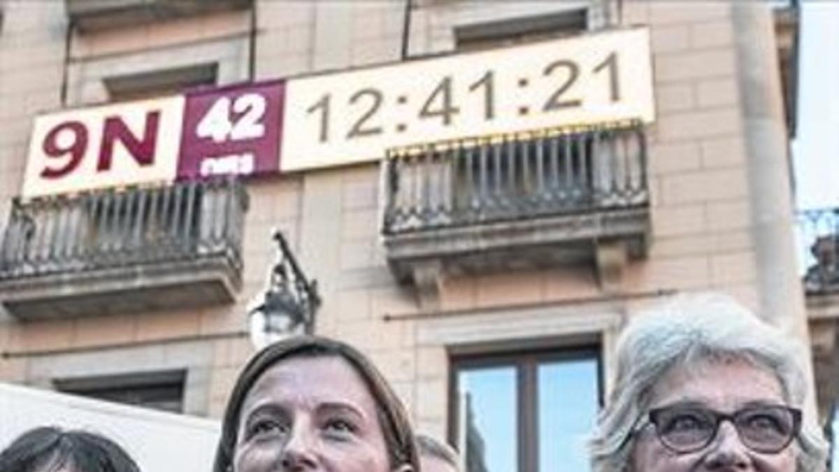 Cuenta atrás 8 Forcadell y Casals, frente al reloj del 9-N.