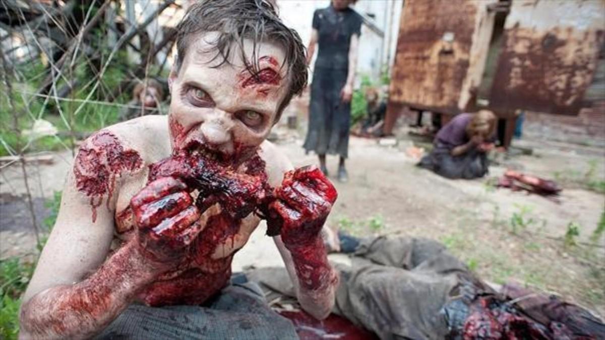 Impactante imagen de uno de los inefables zombis de 'The walking dead' dándose un festín.