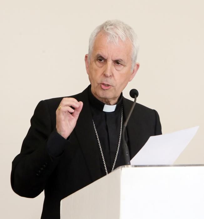 Las imágenes de la conferencia del obispo de Tui-Vigo
