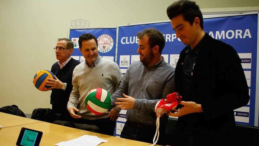 Participantes en el acto de presentación de la temporada del Club Waterpolo Zamora Aquona.