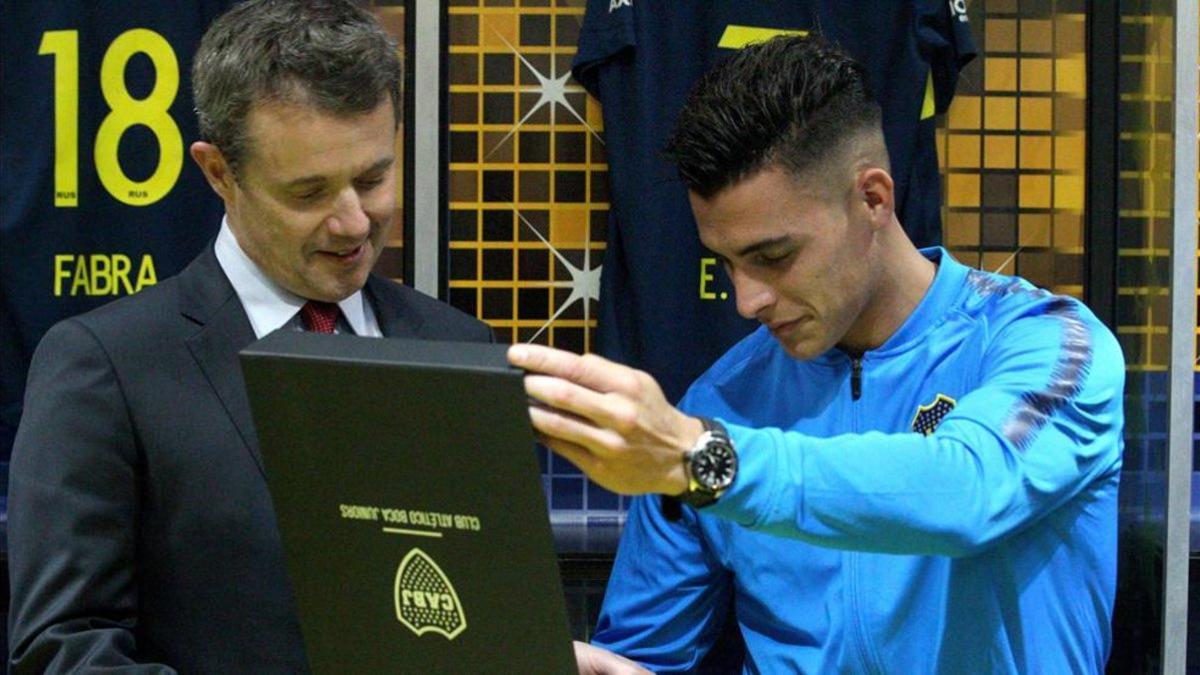 Cristian Pavón fue el encargado de regalarle una camiseta al príncipe de Dinamarca