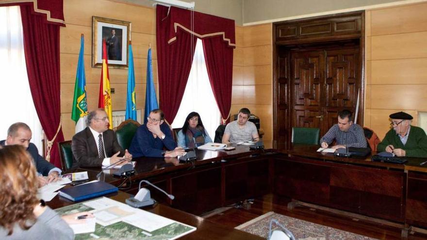 La reunión celebrada ayer en el Ayuntamiento de Langreo.