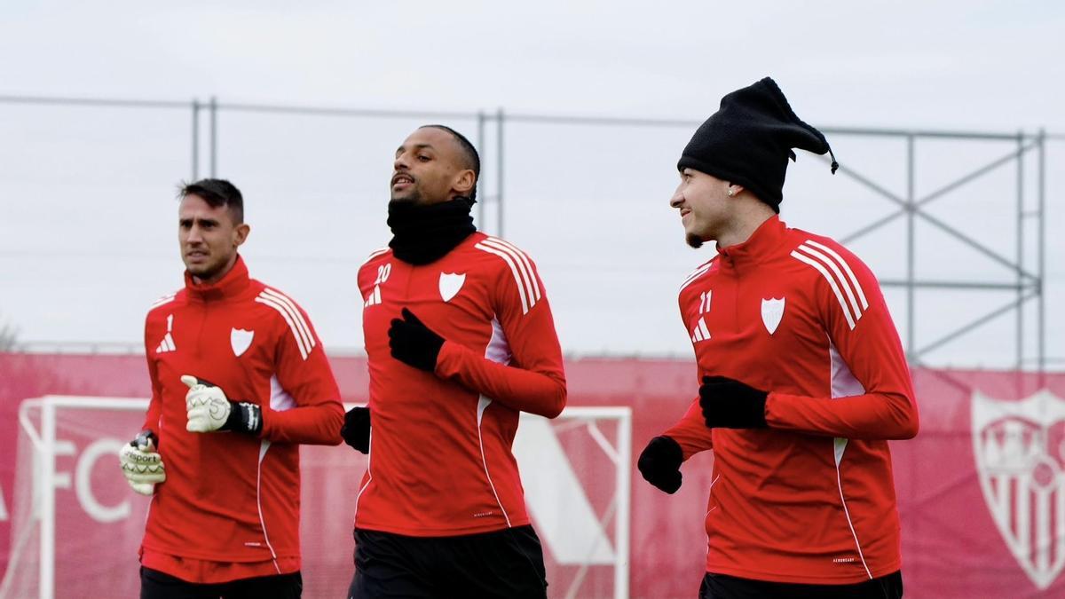 Vlachodimos, Sow y Vargas en el entrenamiento del Sevilla FC
