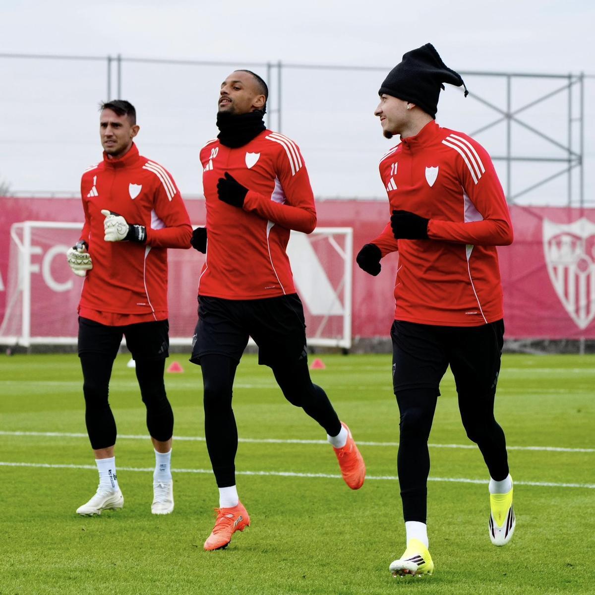 Vlachodimos, Sow y Vargas en un entrenamiento del Sevilla FC