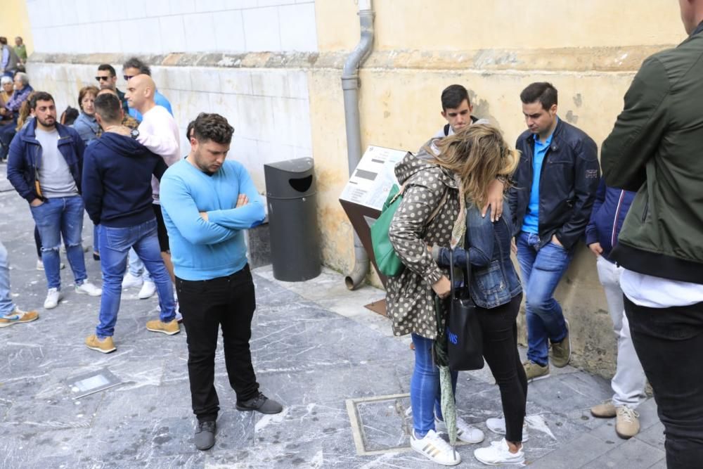 Emotivo minuto de silencio de los vecinos de Cudillero al recordar al joven fallecido David Carragal