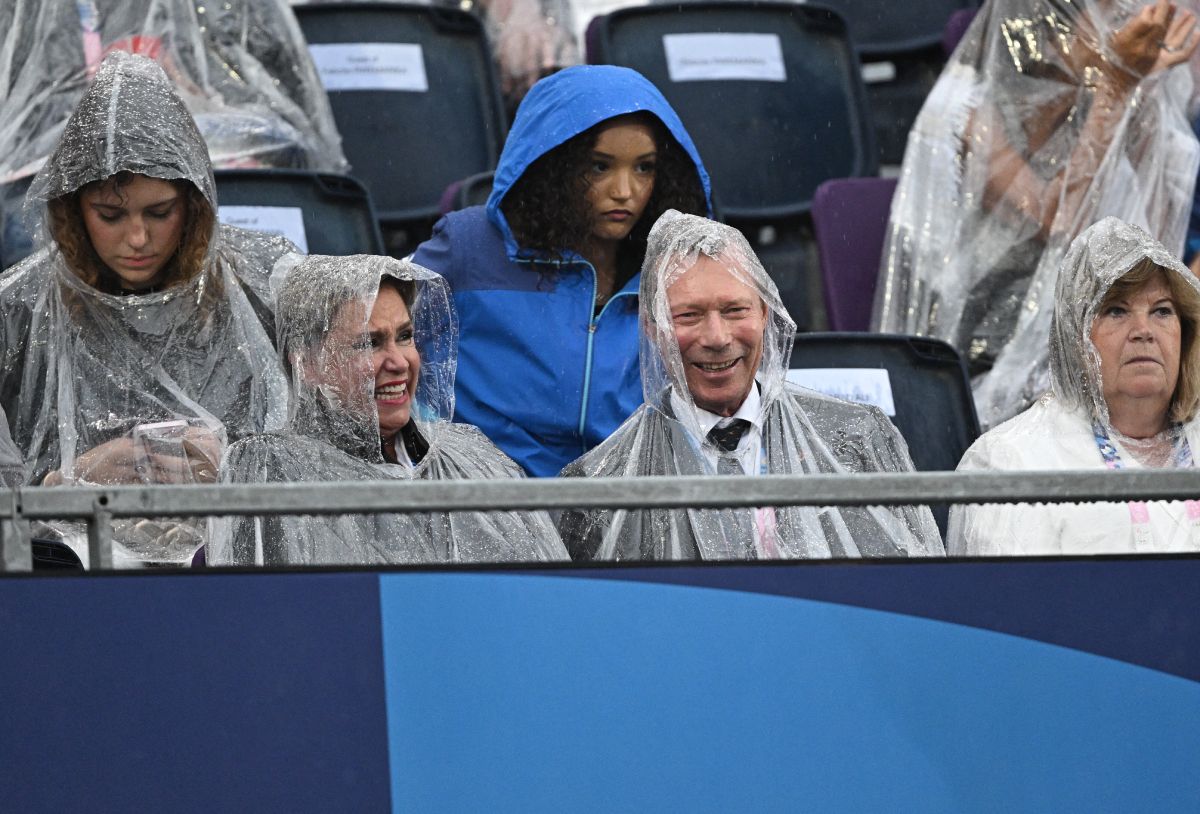 Los duques de Luxemburgo bajo la lluvia en París