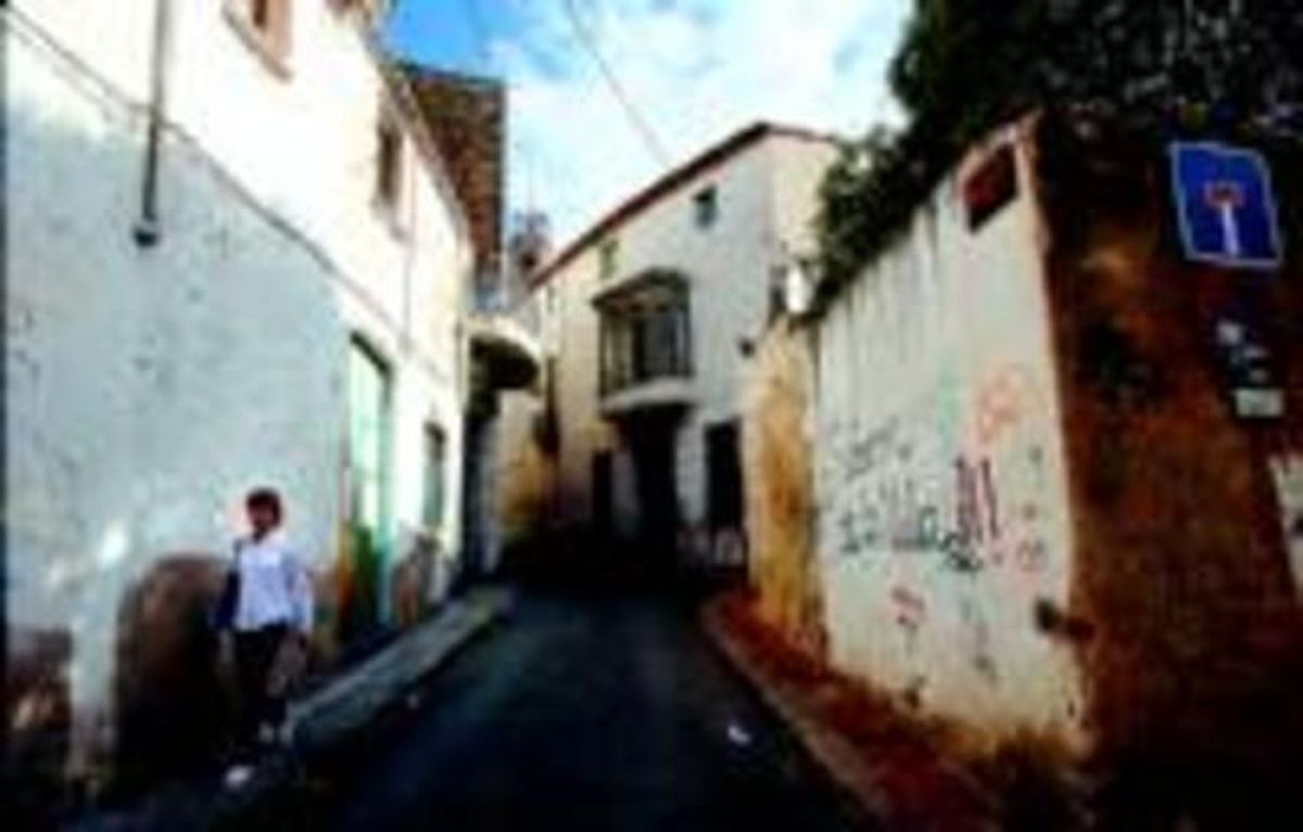 Una pintada contra la reforma de Dalt de la Vila, divendres. Una pintada contra la reforma de Dalt de la Vila, divendres.
