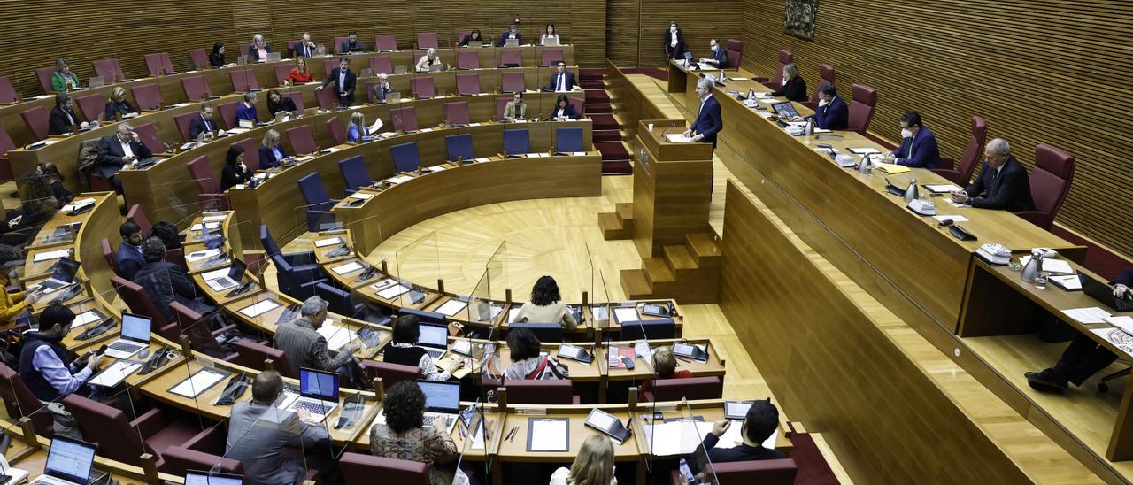 El conseller de Hacienda, Arcadi España, defiende la ley de acompañamiento en Corts, este lunes