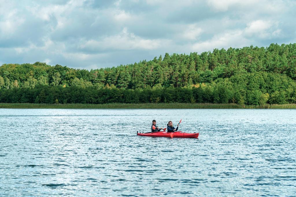 En kayak por uno de los lagos de Lychen