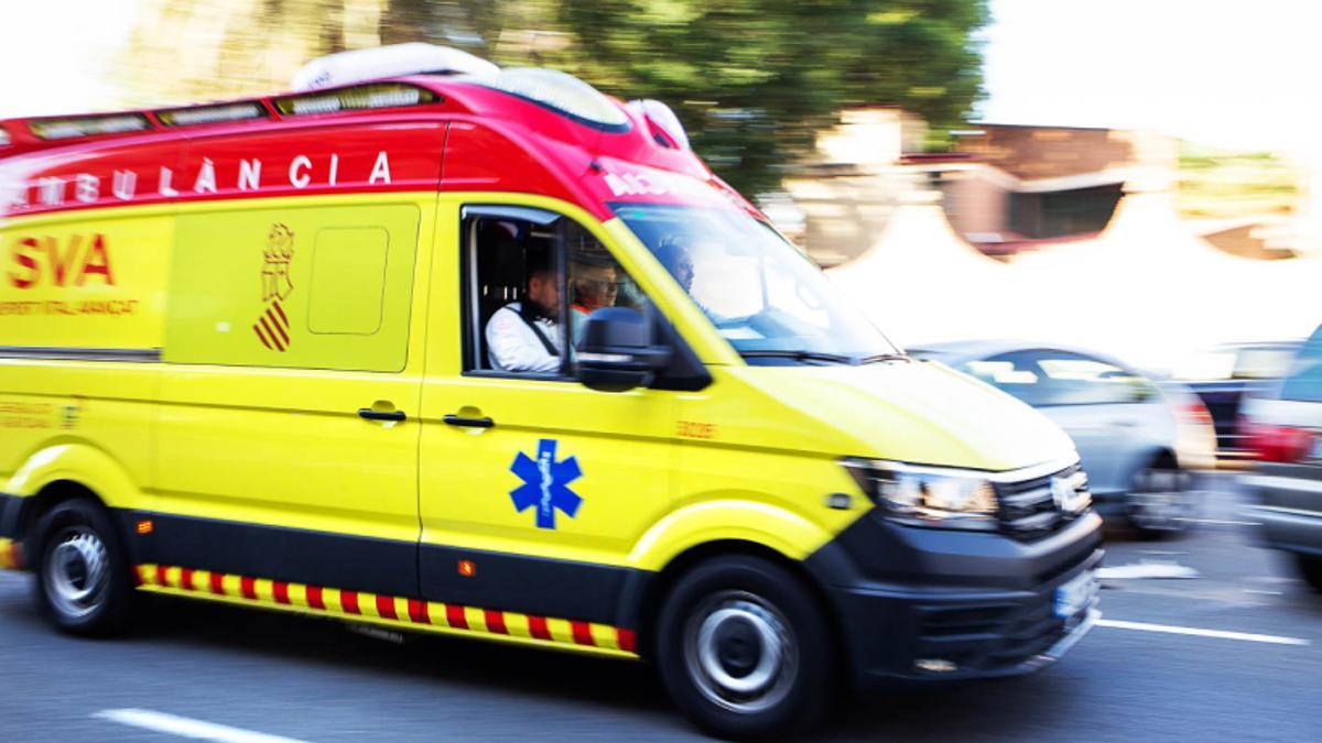 Los servicios sanitarios trasladan al herido al Hospital de Torrevieja
