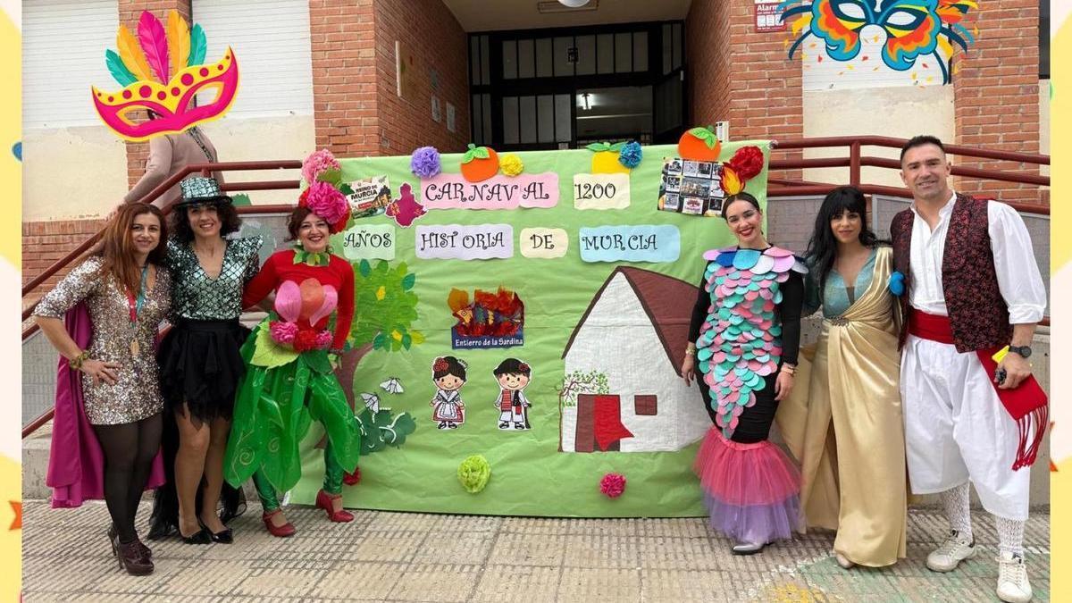 Los docentes del centro también disfrutaron del Carnaval.
