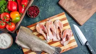 Si metes directamente el pescado en la nevera o en el congelador, te equivocas: esto es lo que tienes que hacer para que se conserve mejor