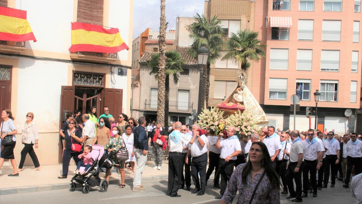 Antes de encaminarse al Puente Viejo del Barrio el trono de la Patrona hacía un alto a las puertas de la Casa de los Mínguez como homenaje al que fuera Mozo del Convento y alcalde pedáneo del barrio de San Cristóbal, Juan Mínguez.