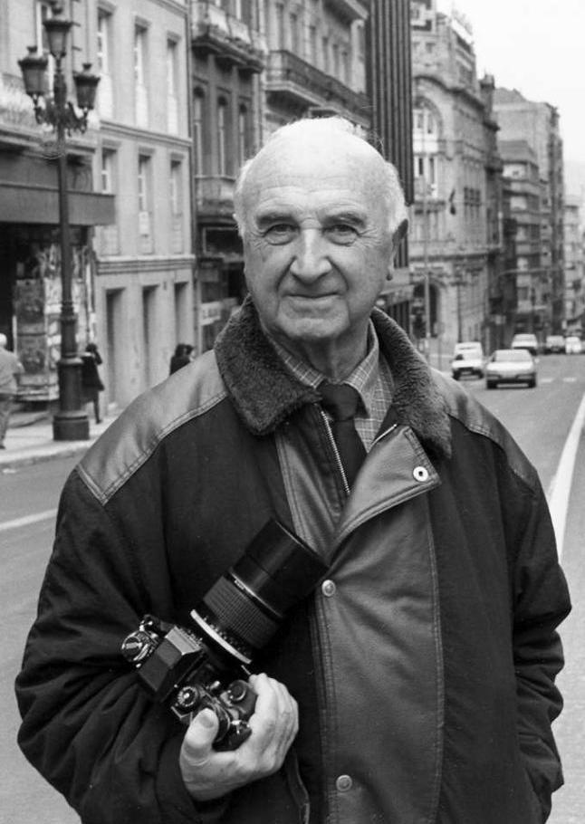 Llanos, fotografiado por Magar en la calle Colón en los años 90.