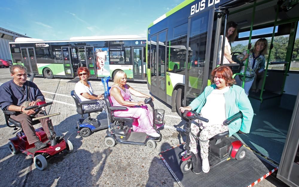 Varios usuarios prueban la accesibilidad de 'scooters' a los autobuses urbanos // Marta G.Brea