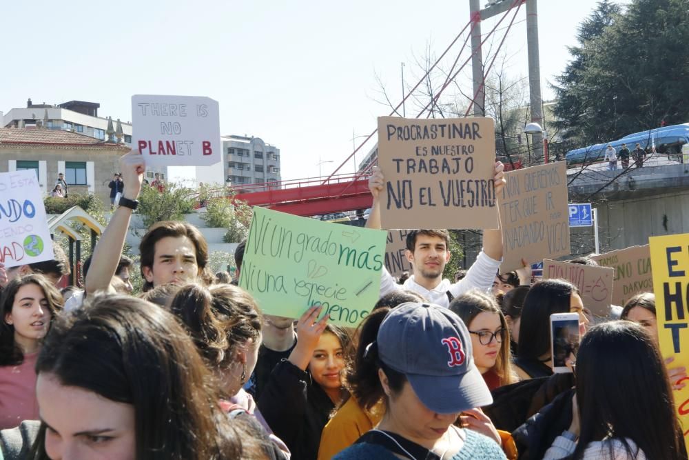 Decenas de jóvenes reivindican su 15-M en Vigo. // Alba Villar