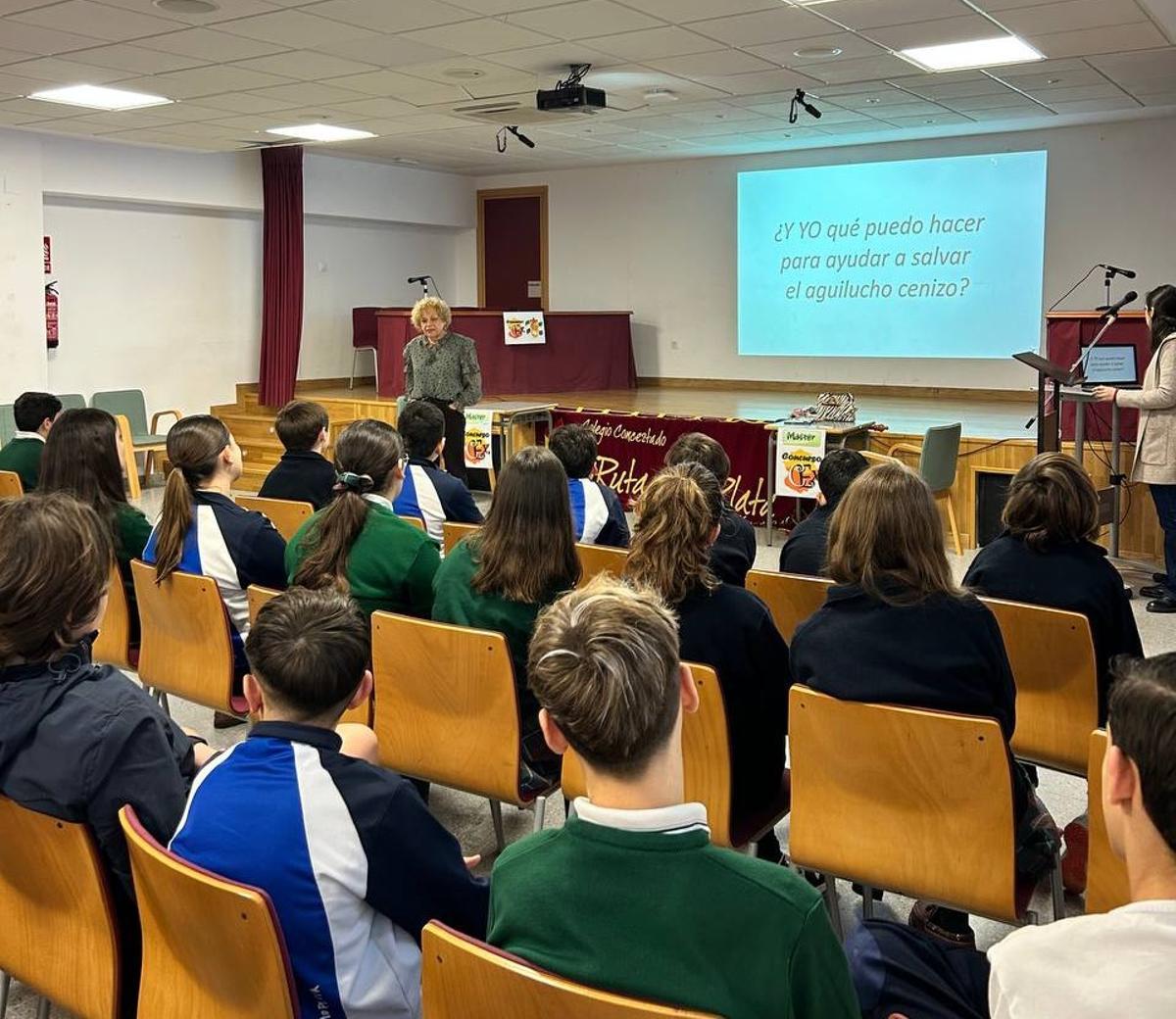 Alumnos del colegio Ruta de la Plata reciben una charla de Adenex.