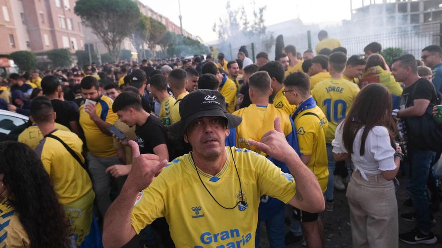 UD Las Palmas fans receive the team's bus before the derby