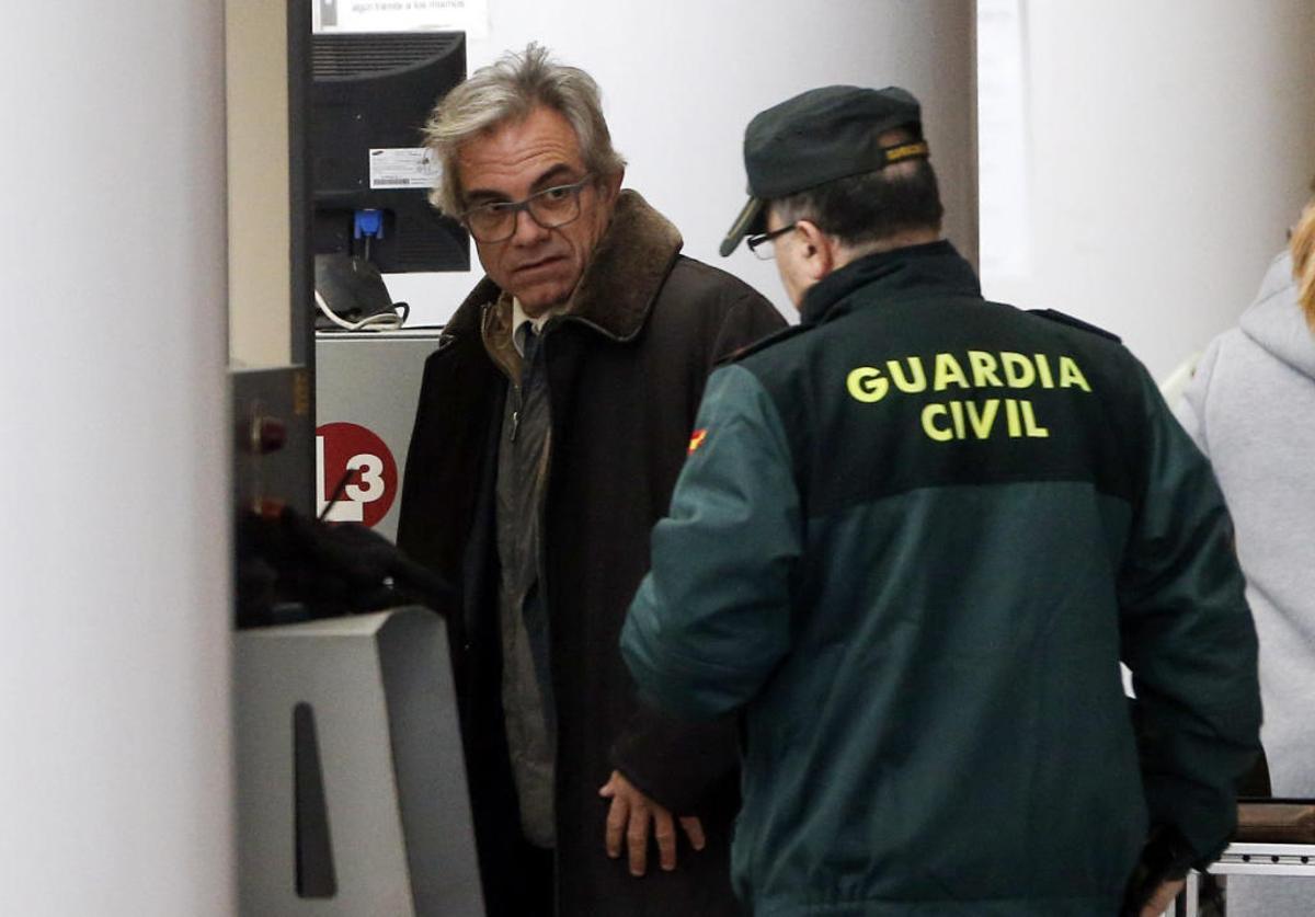 El ex secretario autonómico de Educación Máximo Caturla, en una de sus comparecencias en la Ciudad de Justicia.