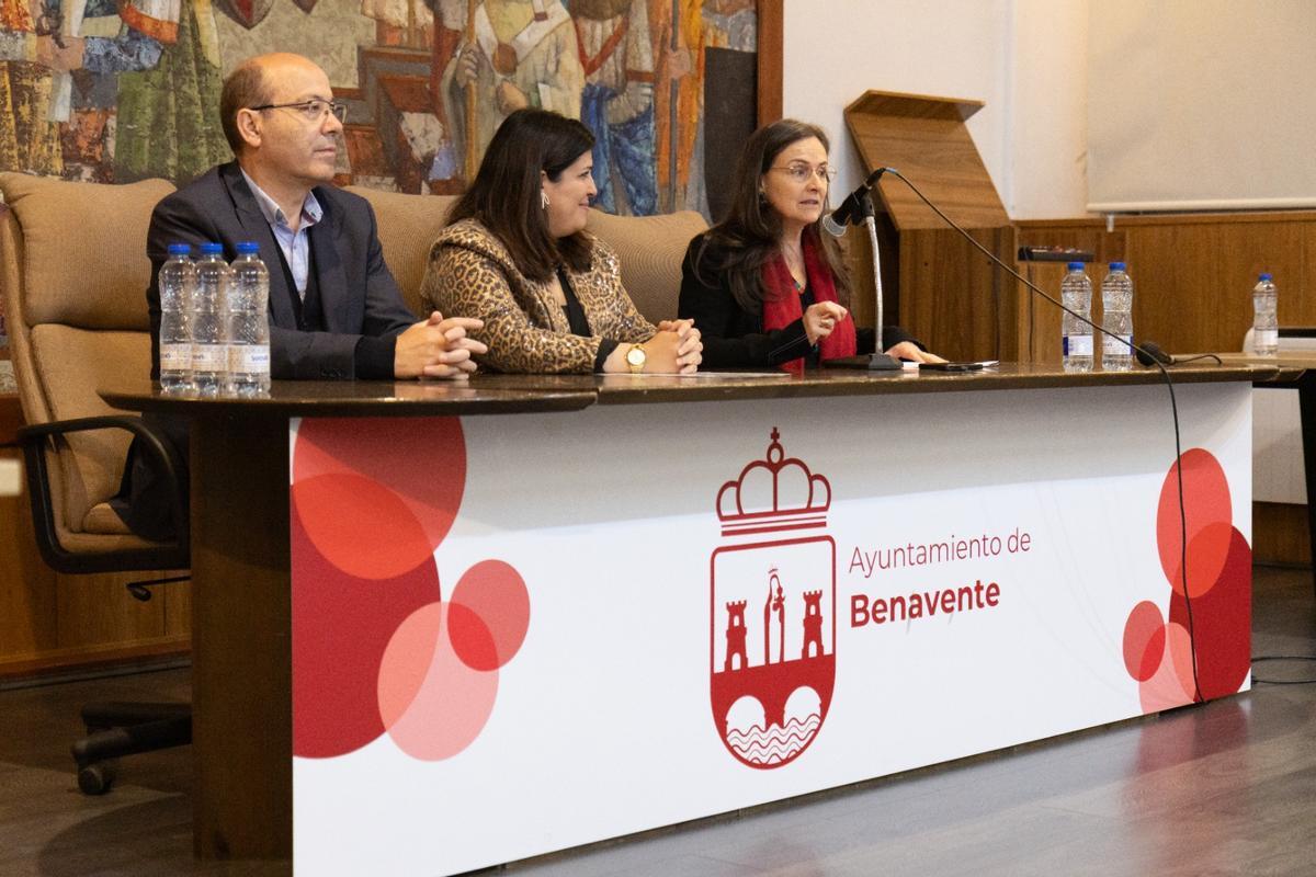 Sara Alonso (derecha) acompañada en la tribuna por la alcaldesa de Benavente, Beatriz Asensio y el concejal José Manuel Salvador.