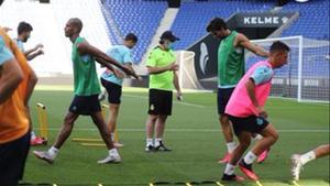 Rufete, con mascarilla, dirige su primera sesión como técnico del Espanyol.