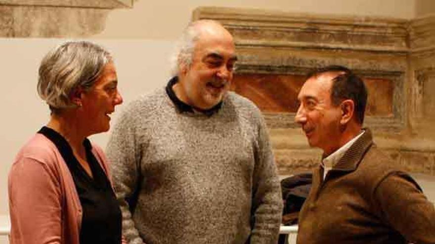 Tomás Sánchez conversa con Concha González y Fernando Martos. A la derecha, público asistente.
