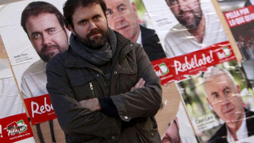 Rubén Pérez, candidato de EU, con carteles de su formación a su espalda, ayer en Vigo.  // José Lores