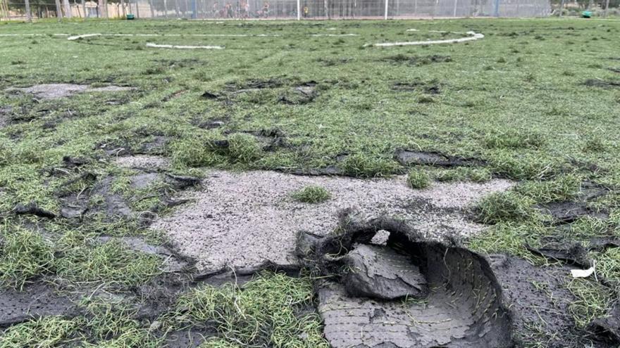 El campo de fútbol del parque de sa Riera de Palma acelera su degradación