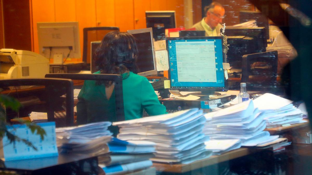 Funcionarios trabajando en una oficina de la Xunta de Galicia.