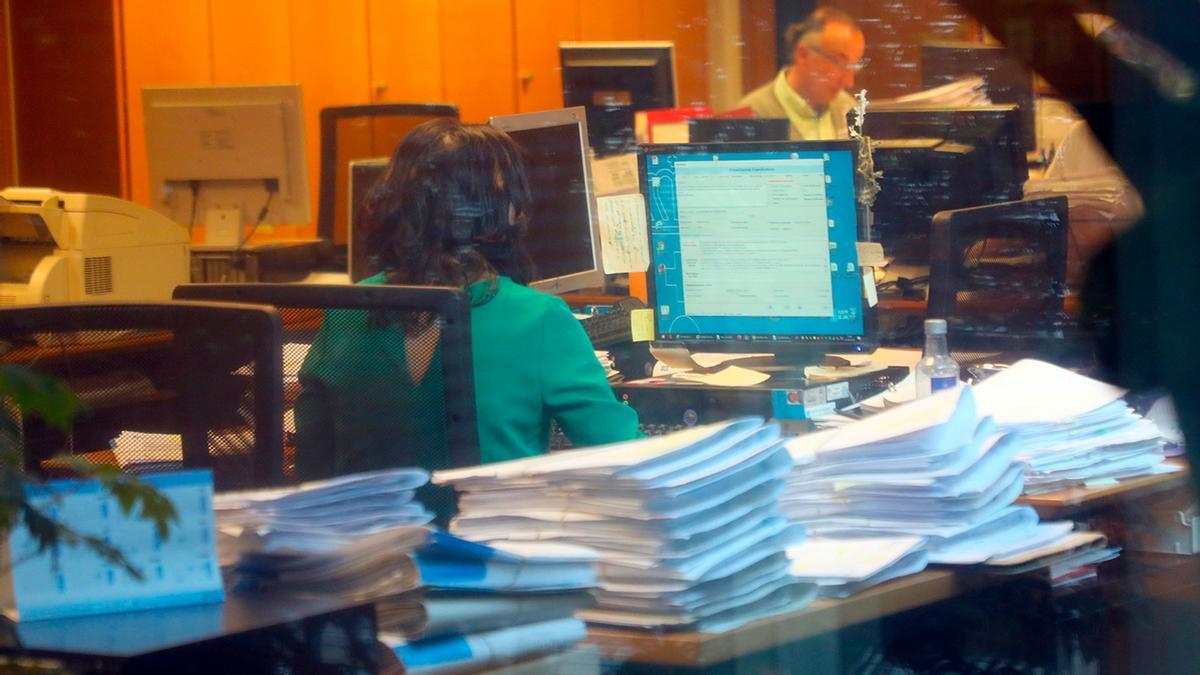 Funcionarios trabajando en una oficina de la Xunta de Galicia