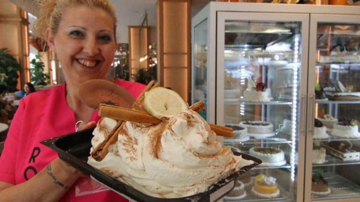 Una empleada de Roldán, con una tarta helada.