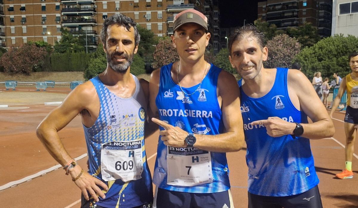 Diego de la Fuente (segundo), Jesús Alguacil (primero) y Álvaro González (tercero), en la meta de la Nocturna Trotacalles.