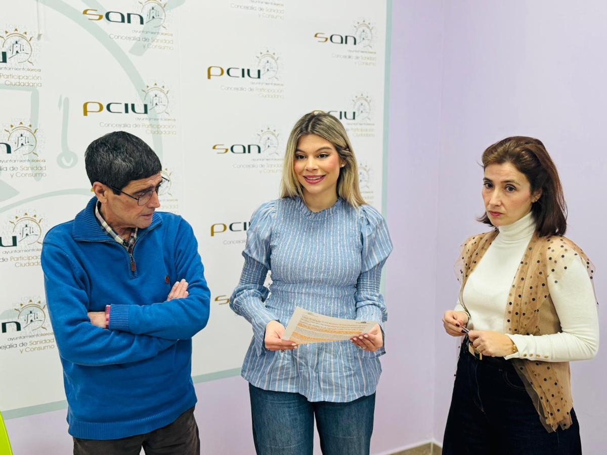 Belén Díaz, en el centro, tras su intervención.