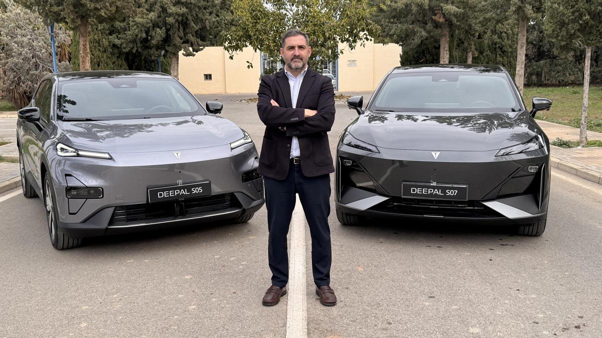 Raúl Palomino, gerente de Changan Borjamotor, junto a los nuevos modelos