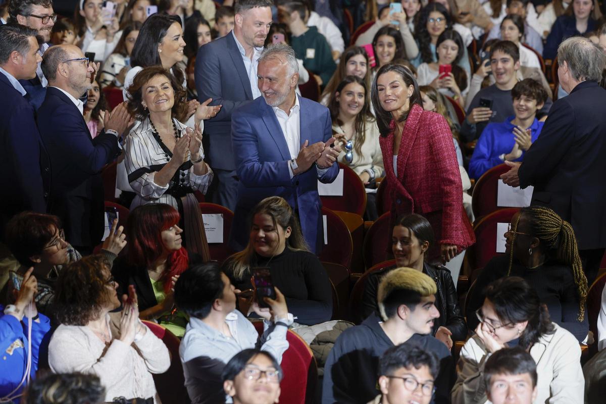 La reina Letizia, en un acto con zapatillas deportivas tras romperse un dedo del pie