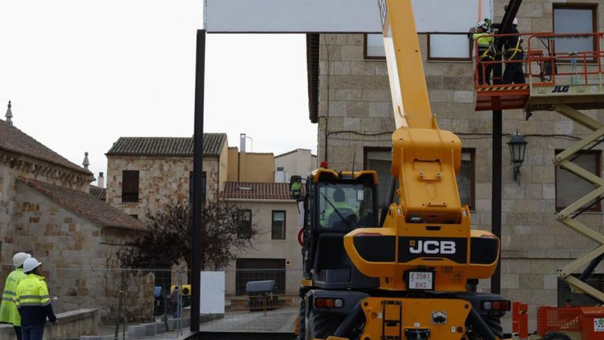 La instalación de la carpa grande de Semana Santa echa a andar en la plaza de Claudio Moyano