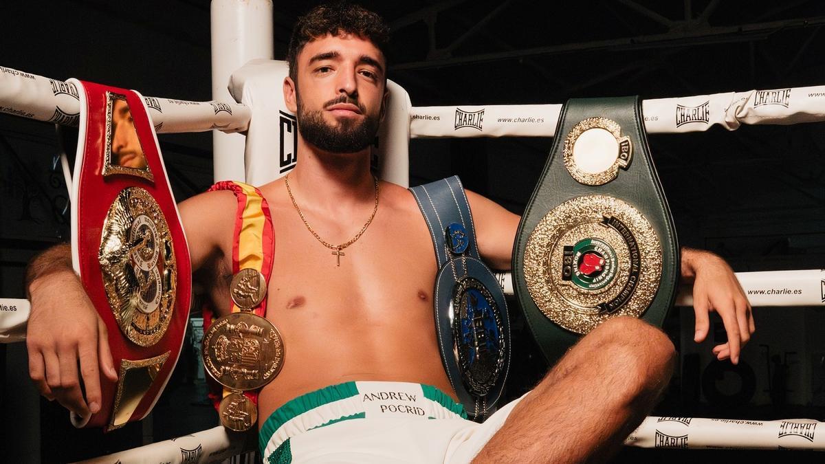 José Luis Navarro Jr., con los títulos que tiene en su poder.