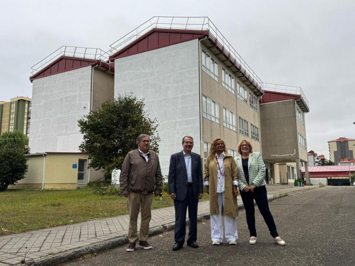 Javier Pardo, Abel Caballero, Carmela Silva y Olga Alonso, frente al colegio tras finalizar las obras hace meses.