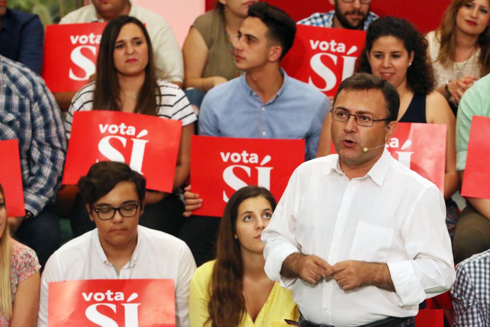 Pedro Sánchez concluye su jornada de campaña en Málaga con un mitin en la Facultad de Derecho de la universidad malagueña.