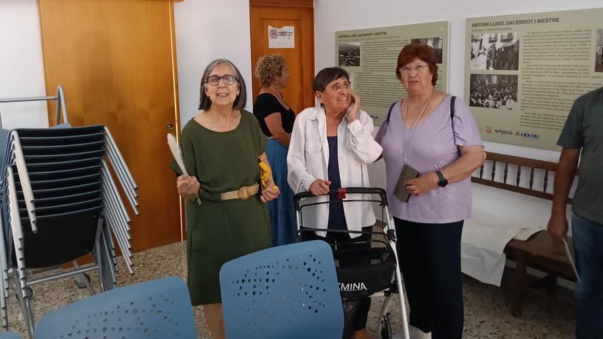 «Antoni Llidó nos cambió la vida, nos mostró un futuro»: la exposición sobre el maestro y cura de Xàbia, en Quatretondeta